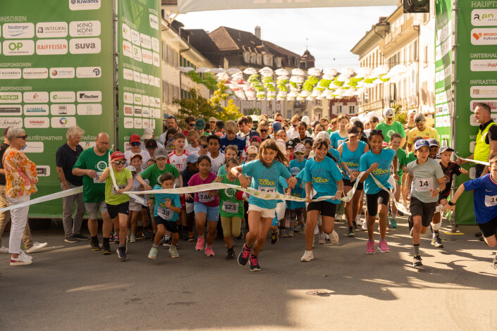 Achtung, fertig, los – die Sportlerinnen und Sportler machen sich auf den Weg