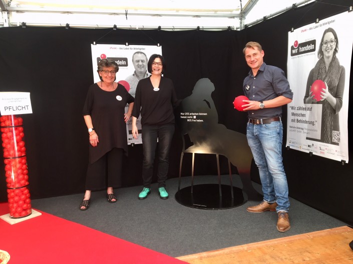 Das Foto zeigt Mitarbeitende von impulse am Messestand.
